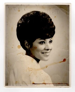 vintage 1960s headshot beautiful woman Mod Hairdo pretty girl cute - Picture 1 of 2