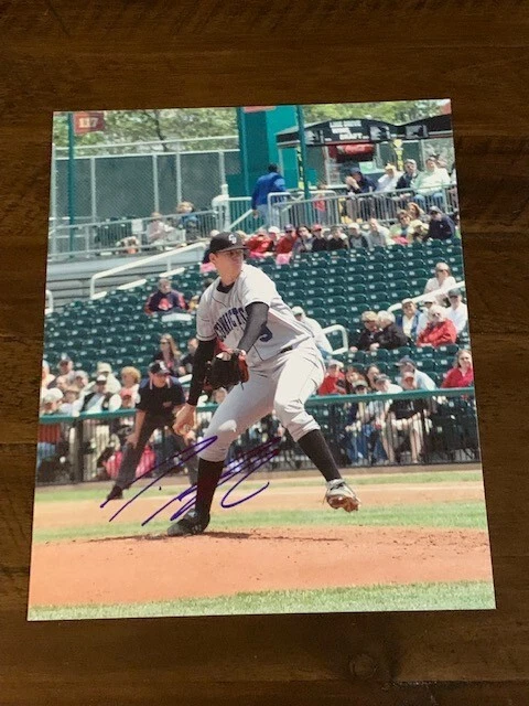 Postura fotográfica autografiada de 8x10 de Matt Barnes de los Medias Rojas 3 Foto 1 de 1