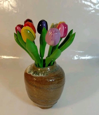 Juego de 9 flores de madera tulipanes de 8" de alto con florero de cerámica hecho a mano de 4,75" de alto  Foto 1 de 4