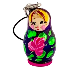 Idée cadeau pour invites pas cher/ Bijou portable Matriochka/ breloque Poupée - Zdjęcie 1 z 1