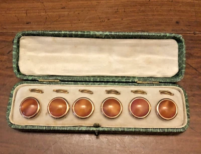 SET AUS SECHS ANTIKEN HERRENHEMD NIETEN - EVTL. KORALLEN CABOUCHONS - Bild 1 von 4