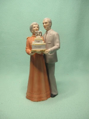 De colección 8 1/4" Gris Pareja de Ancianos y Pastel de Boda y 50 Aniversario y Caja de Música Foto 1 de 4