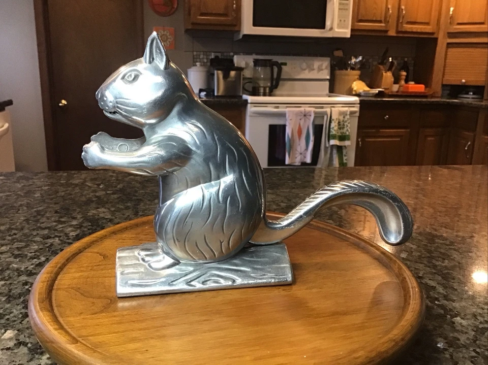 "ARDILLA CASCANUECES NORPRO VINTAGE EN UN TRONCO ALUMINIO FUNDIDO METAL 9"" GRAN DECORACIÓN" Foto 1 de 4