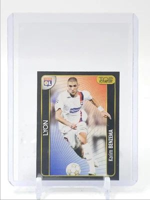 НАКЛЕЙКА ДЕБЮТАНТА КАРИМА БЕНЗЕМА 2008 TOP JOUEUR OLYMPIQUE LYONNAIS RC Q6002 - Изображение 1 из 2