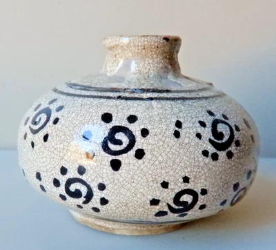 Синяя + белая ваза династии Мин, высота 2 1/2 дюйма x ширина 3 1/4 дюйма - Изображение 1 из 4