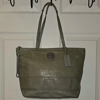 Bolso de Hombro COACH F15142 Taupe Verde Oliva Firma Charol  Foto 1 de 4