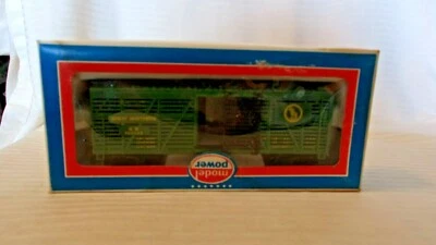 HO Scale Model Power 40' Great Northern Green Stock Car, #582033 - Image 1 of 3