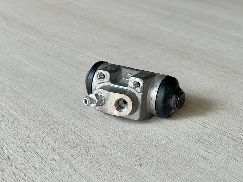 0K56B26610  Rear Right Wheel  Brake Cylinder - KIA CARNIVAL 2 - Image 1 of 4