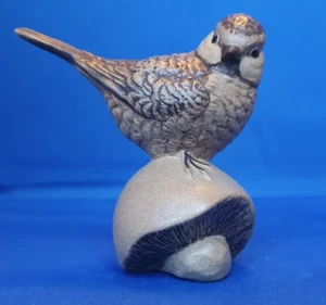 POOLE KERAMIK STEINZEUG BLAUMEISE AUF PILZ CA. 4 ZOLL HOCH FORM 726 1980/89 - Bild 1 von 7