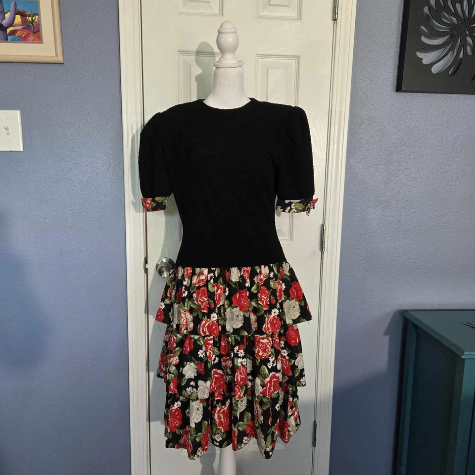 Vestido de fiesta vintage años 80 David Warren M rosa floral negro rojo con volantes en capas Saks Foto 1 de 4