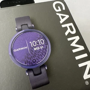 Reloj inteligente Garmin Lily GPS seguimiento deportivo púrpura en caja - día siguiente Reino Unido - Imagen 1 de 6