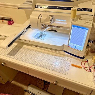 Husqvarna Viking Designer Diamond Royale-Embroidery+Sew+Quilting/Machine Combo  - Image 1 of 4