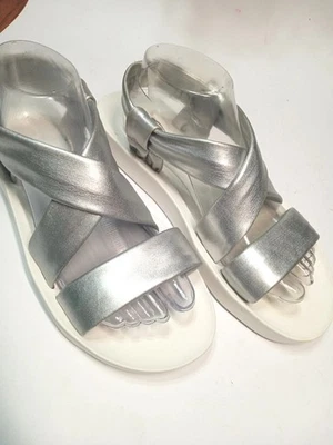 Sandalias de cuña Clarks talla 10 M plateadas de cuero metálico punta abierta sandalia cómoda  Foto 1 de 4