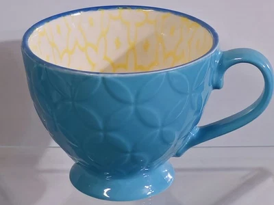 Caneca de café 14 oz padrão dentro dos pés azul-petróleo/amarelo por Signature Houseware - Imagem 1 de 4