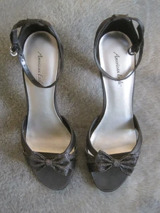 American Eagle SCHWARZ SATIN VIERZIGER STIL PEEPTOE PLATEAU HEELS MIT SCHLEIFE 9 - Bild 1 von 5