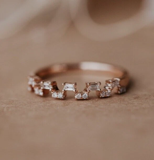 La mejor alianza de compromiso de moissanita corte baguette de 0,30 quilates de oro rosa macizo de 14 quilates Foto 1 de 4