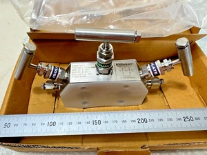 Rosemount Integral Manifold C30512-1124-0000, 3 Valve, 6092 PSI C305121124-0000 - Picture 1 of 5