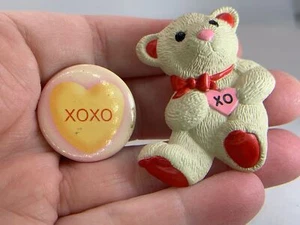 Lot of 2 Valentine Mix Bear & Heart Hugs & Kisses Vintage Resin Brooch V-9990 - Picture 1 of 3