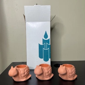 PartyLite Wee Three Terrakotta Schnecke Teelichthalter Neu im Karton Pflanze im Ruhestand - Bild 1 von 4
