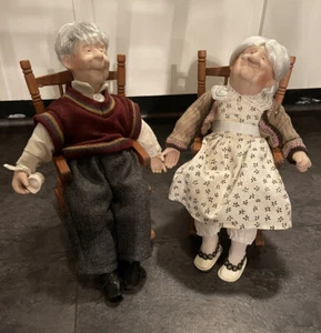 Seltenes Oma und Opa Porzellan Puppenpaar mit Stoffkörper & Schaukelstühlen - Bild 1 von 12