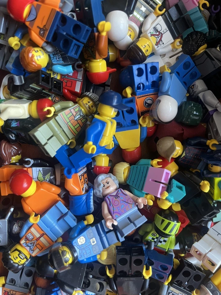 LEGO Minifigures x20 Bulk Suprise Packs! - image 1 of 4