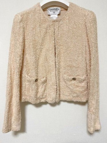 Giacca CHANEL senza colletto pile seta beige metallo bottoni CC marchio inciso taglia 40