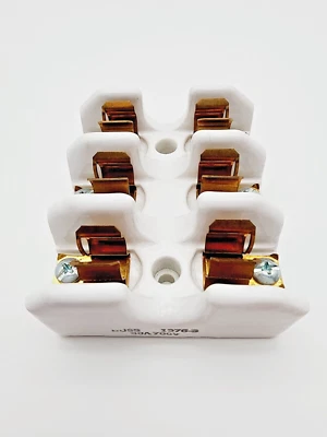 Bussmann 1976-3 Ceramic Fuse Block Bolt-Down Mounting 30 Amp 700 Volt 3 Pole - Image 1 of 4