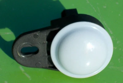 JEEP GRAND CHEROKEE 99-15 LOWER DASH COURTESY LIGHT ASSY 56042559AA OEM LAMP RAM - Image 1 of 4