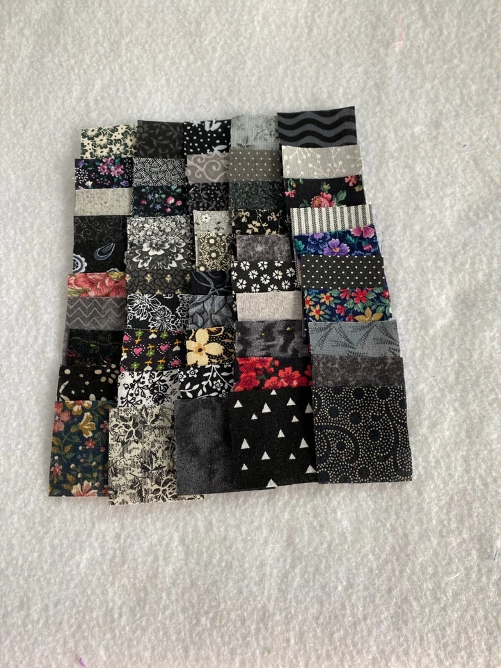 50 CUADRADOS DIFERENTES DE TELA CALICÓ NEGRA DE 1 1/2 PULGADAS - MUCHOS VINTAGE Foto 1 de 1