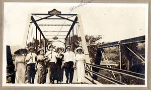 c 1910 Cabinet Photo 4 Women LARGE HATS 3 Men STRAW SKIMMERS On BRIDGE Original - Imagen 1 de 2