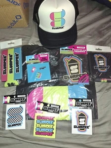 7-Eleven Slurpee Merch, Mütze & schwarzes T-Shirt Paket Größe Medium neu - Bild 1 von 4