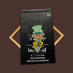 Prendedor Esmaltado Loungefly Disney Alicia en el País de las Maravillas MAD HATTER - Imagen 1 de 2