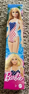 Barbie bambola che indossa costume da bagno bandiera americana, Barbie piscina e spiaggia giocattoli nuova - Foto 1 di 4