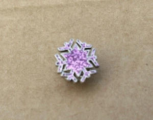 PINK SNOWFLAKE GLITTERY PIN CHARITIES BADGE - Foto 1 di 2
