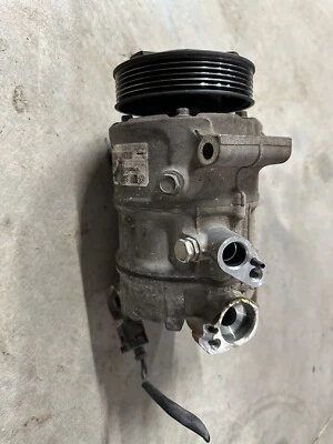 Compresor de aire acondicionado 1K0-820-808 OEM Volkswagen Jetta Beetle Passat 2012-2018 Foto 1 de 3
