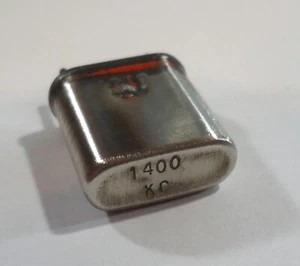 HC-6/U - 1400 KHz Radio Crystal - .050 Pins - Sherold - CR-48/U - Zdjęcie 1 z 2
