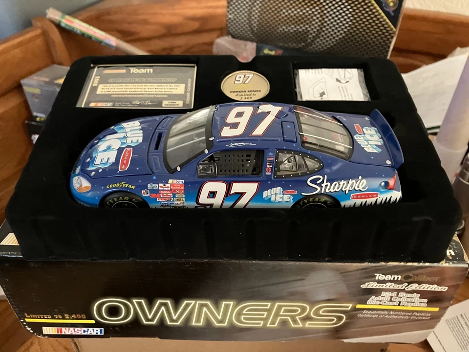 2003 #97 KURT BUSCH 1/24 КОМАНДЫ КАЛИБРА ВЛАДЕЛЬЦЕВ СЕРИИ СИНИЙ ЛЕД - Изображение 1 из 1