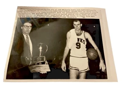 Foto de baloncesto 1960 Bob Petit NBA primer jugador 10 k puntos St. Louus Hawks NCAA Foto 1 de 4