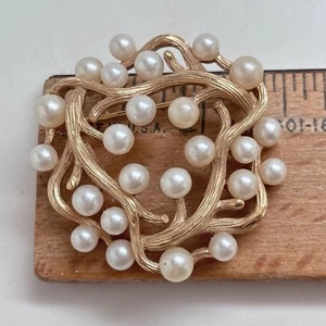 Vintage Crown Trifari Textured, Gold Tone Brooch Pin Wreath Faux Pearls - Picture 1 of 2