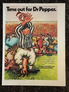 Cartone Animato Calcio "Time Out For Dr. Pepper" - Pubblicità Vintage 1971 Stampa Soda - Foto 1 di 1