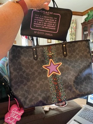 Bolso Coach Reversible City Signature Ranch Varsity Strip F 59526. Foto 1 de 4