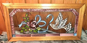 Schönes Buntglasfenster Kunstwerk Taube, Rose und Band mit Holzrahmen - Bild 1 von 8