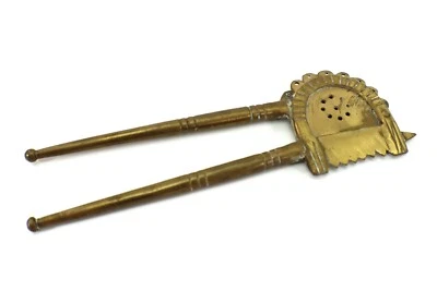 CORTADOR DE TUERCAS Betel hecho a mano de latón antiguo Foto 1 de 4