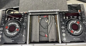 Pair of 2 Pioneer CDJ-1000MK2 DJ Turntables - Set With Travel Case - Picture 1 of 8