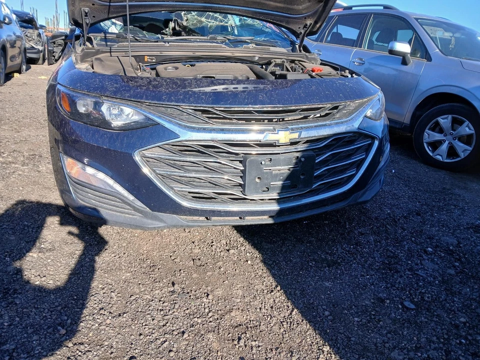 Conjunto de parachoques delantero usado se adapta a: Chevrolet Malibu 2022 sin crucero adaptativo Foto 1 de 4