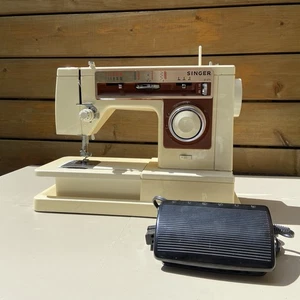 Macchina da cucire Singer 621B vintage con pedale made in Canada testata - Foto 1 di 20
