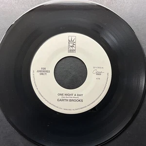 Garth Brooks, One Night And A Day / Mr. Blue, 7" 45rpm, Vinyl NM - Picture 1 of 2