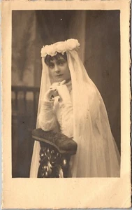 PORTRAIT OF AN ATTRACTIVE BRIDE IN A PENSIVE MOOD : WEDDING GOWN : WHITE GLOVES - Picture 1 of 3