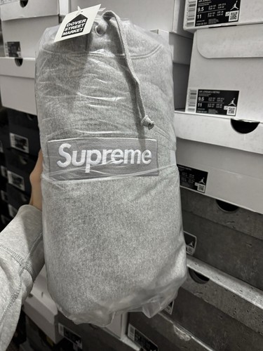 Supreme Bogo logo grigio erica FW24 piccolo