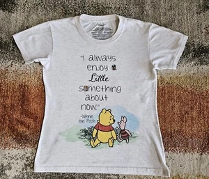 T-shirt Disney Store Winnie The Pooh ""I Always Enjoy A Little Something"" taglia L - Foto 1 di 9